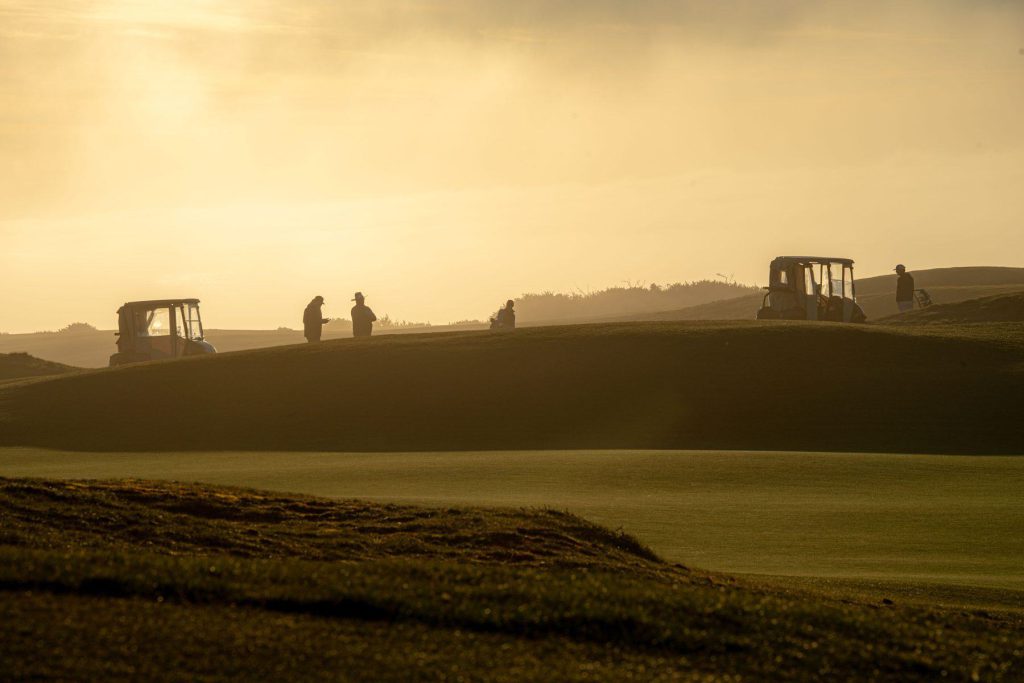 Złote światło nad polem golfowym